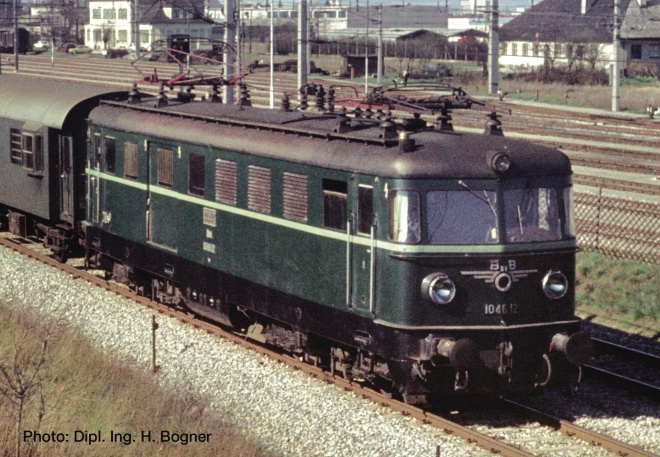 Electric Locomotive/Railcar class 1046.12<br /><a href='images/pictures/Roco/Roco-73296.jpg' target='_blank'>Full size image</a>